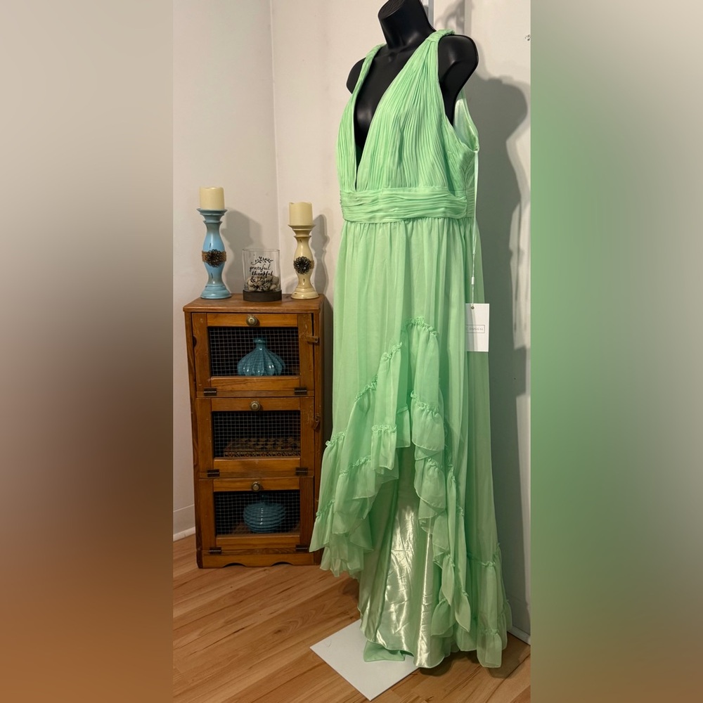 💃🏽➕MAC DUGGAL Organza V-Neck Gown. Color:Mojito (Green). Size: 20W. - Picture 5 of 10